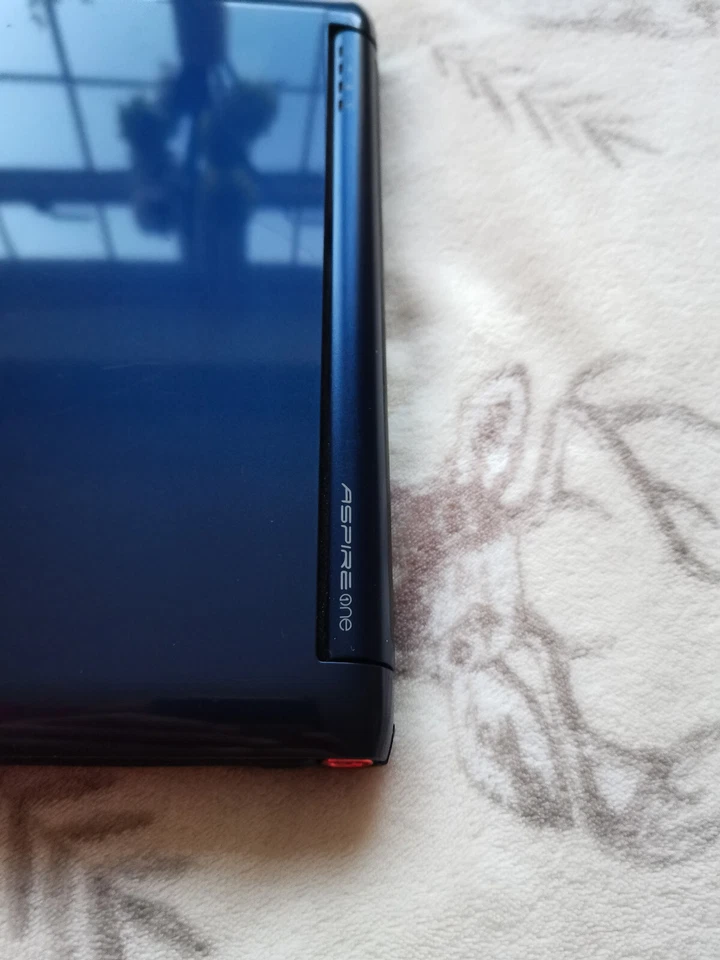 Acer Aspire One ZG5 Netbook Atom 1 GB 120 GB HDD linux Raspbian OS and MX23.4 - Image 4 of 4