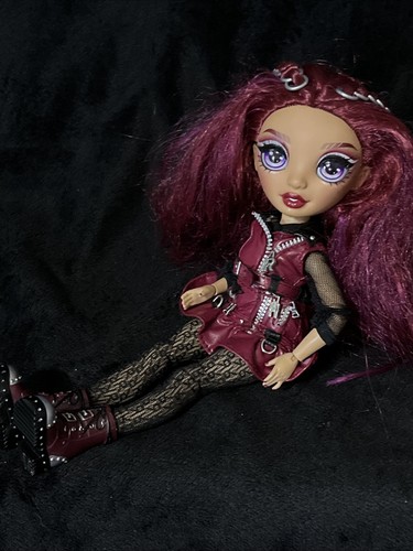 Mila Berrymore Rainbow High Series 4 Burgundy Red Fashion Doll MISSING EARRING - Picture 9 of 12