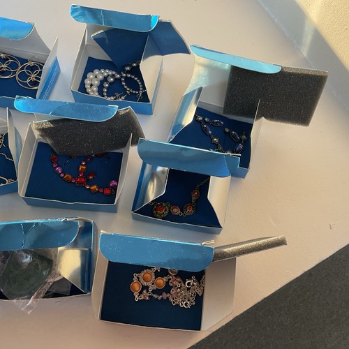 Avon Vintage Lot of Boxed Jewelry 21 Pieces Earrings, Bracelet Necklaces - Bild 3 von 12