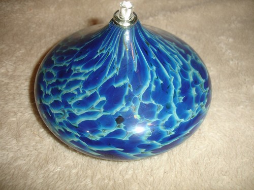 Lote de (2) lámparas de aceite de vidrio artístico vintage de 4" de ancho firmadas con fecha azul remolinos ¿nuevas? - Imagen 5 de 19