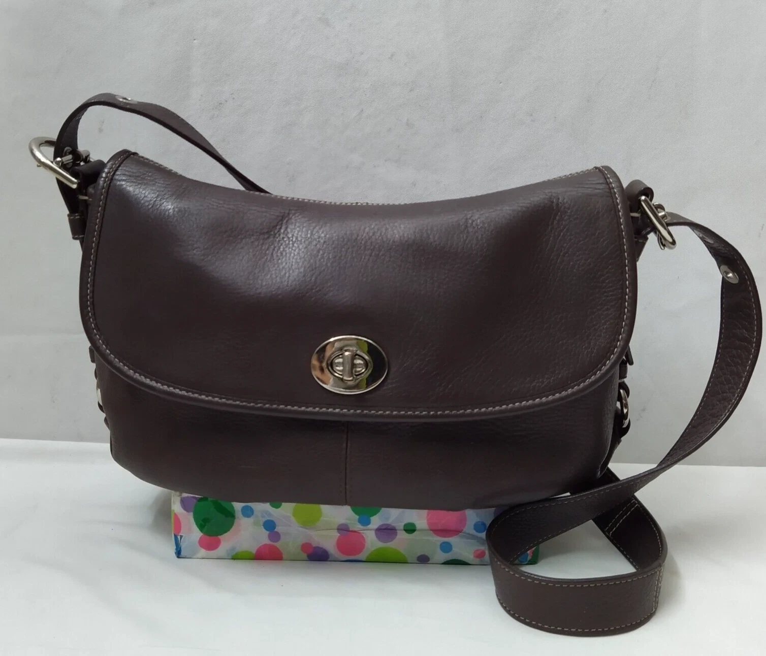 Borsa a tracolla Coach in pelle marrone chiusura con patta e chiusura a strappo