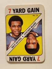1971 Topps Football Game Card Gale Sayers #10 Chicago Bears, 7 yard gain.