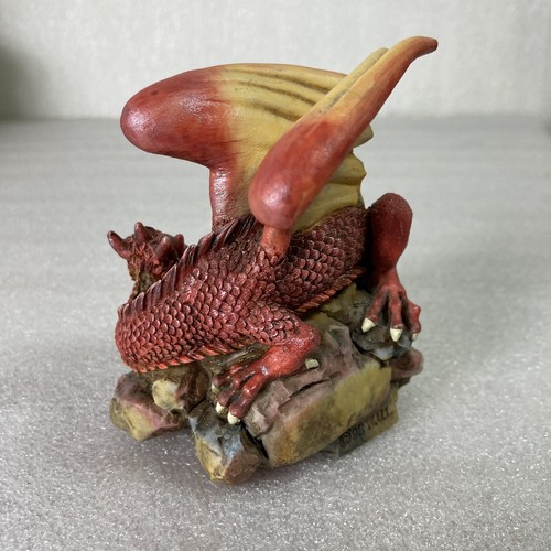 1998 WUI Statuetta Drago in Resina Accovacciata su Rocce Rosso Alato Corna Volante - Foto 4 di 12