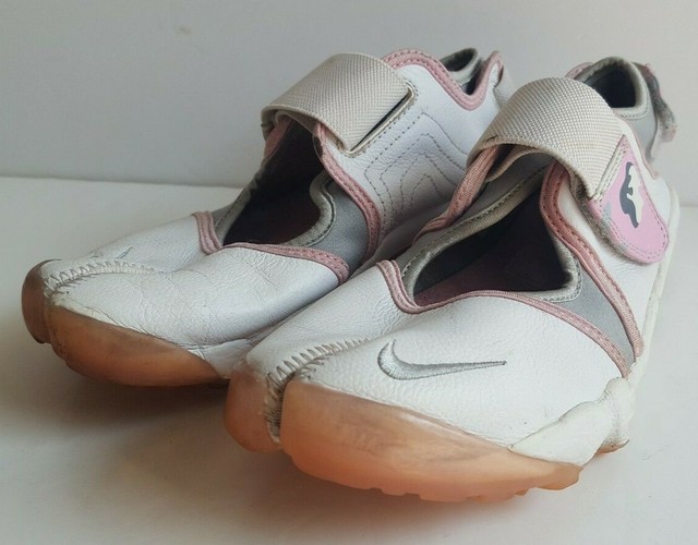 nike rift split toe trainers