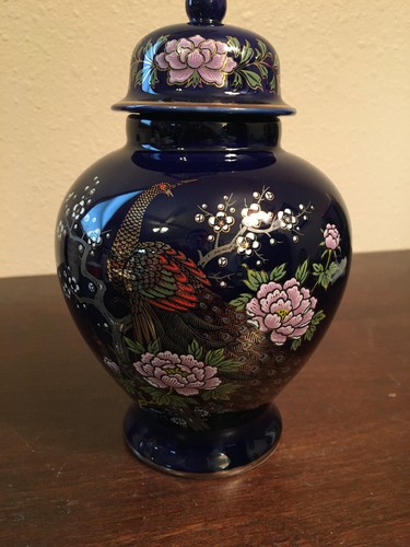 Urna asiática u oriental tarro de jengibre con tapa azul profundo pintado flor y pavo real, Japón - Imagen 1 de 6