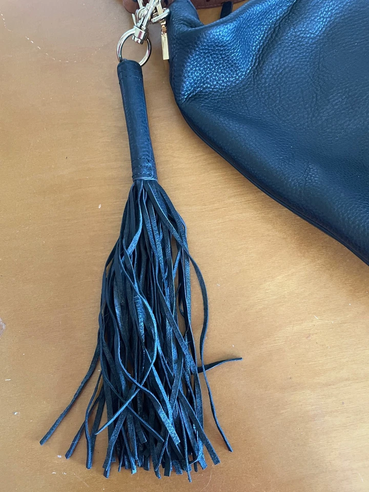 G.I.L.I. Bolso de hombro Hobo Weekender de cuero negro con detalles de borla negra grande Foto 3 de 4