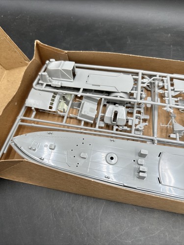 Revell U.S.S. Defiance Vietnam Costal Patrol Gunboat 1/130 1986 - Picture 7 of 9