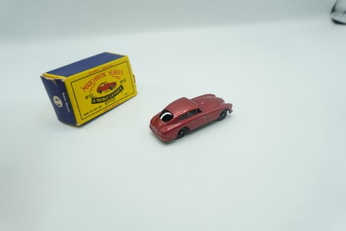 Matchbox Lesney 53a Aston Martin DB2-4 ROJO METÁLICO Y BPW caja dañada - Imagen 6 de 17