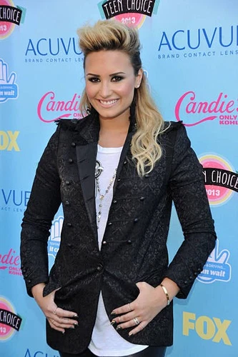 Singer songwriter Demi Lovato at 2013 Teen Choice Awards at Gibson - Old Photo 3