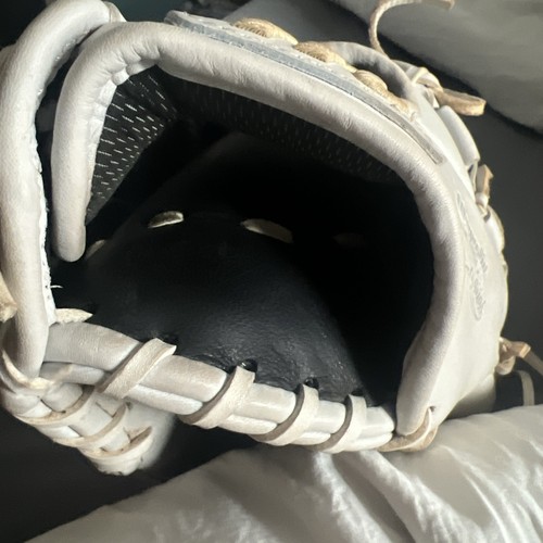 Marucci Magnolia Series 12.25—M Type Right Hand Throw Used 1/2 Season - Picture 2 of 5