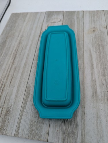 Vintage Rubbermaid Servin Saver Butter Dish Turquoise Base with Clear Lid - Picture 7 of 8