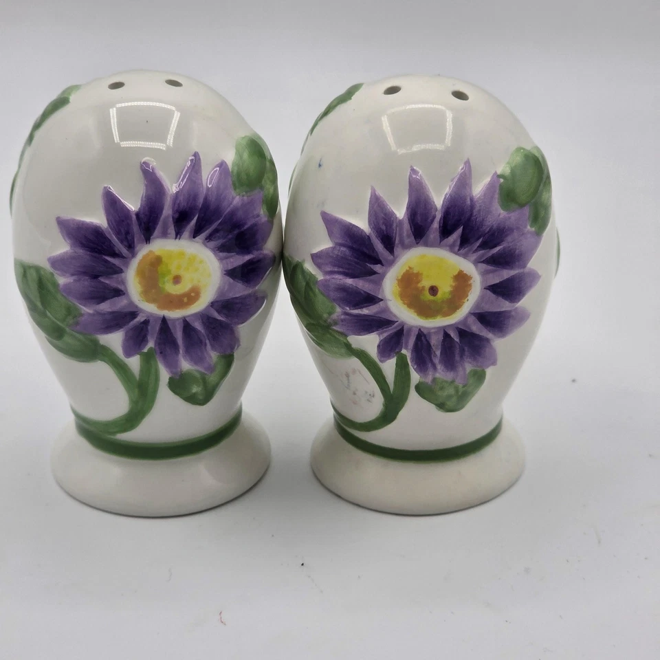 Juego de 2 cocteleras florales de sal y pimienta Pfaltzgraff flores en relieve de cerámica Foto 3 de 4
