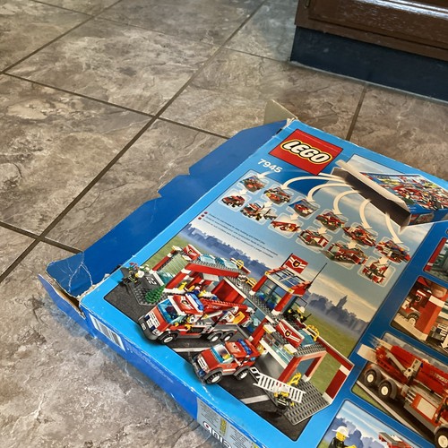 LEGO CITY: Fire Station #7945 - Town / City / Fire - retired set - Picture 13 of 18