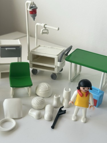Vintage Playmobil Hospital Set with 4 characters & lots of accessories. - Picture 4 of 4