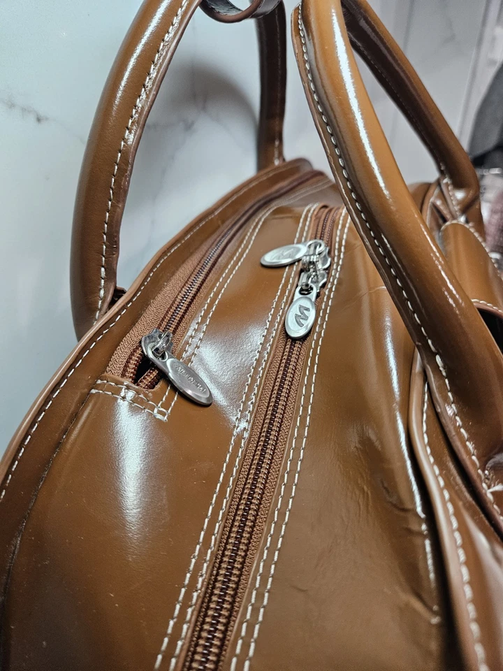 Bolso Maletín para Laptop McKlein Halsted con Ruedas, Cuero Marrón Tostado, Llevar Foto 3 de 4