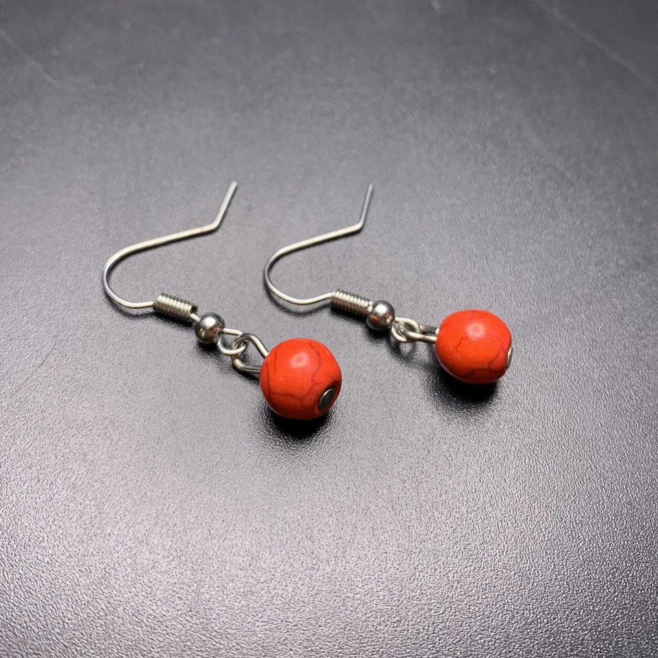 Delicados pendientes colgantes de cuentas de piedra roja gancho teñido howlita gancho de piedras preciosas Foto 4 de 4