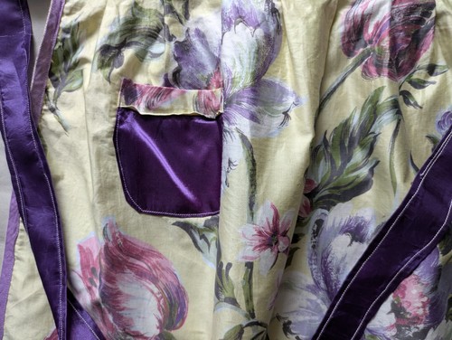 Vintage Half Apron Pinny floral 50s 60s purple satin and glazed cotton flowers - Picture 3 of 4