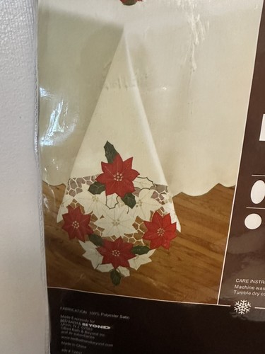 Christmas Spirit Tablecloth 60”x 84” Oblong Holiday Poinsettia NEW - Picture 6 of 8