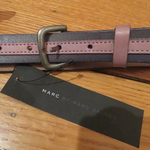 Neu mit Etikett Marc by Marc Jacobs 1 Zoll breiter Gürtel Damen Leder grau/staubig lila silber O/S - Bild 2 von 11