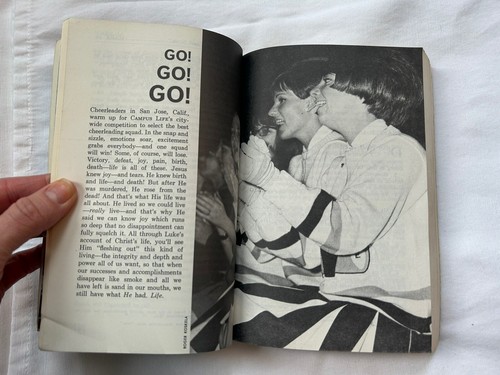 Vintage 1967 Reach Out The Living New Testament Illustrated Paperback Religion - Picture 8 of 9