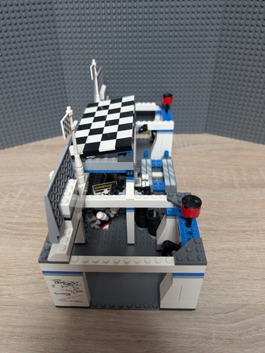 LEGO Racers Tiny Turbos: Tuner Garage (8681) fast komplett gebraucht  - Bild 12 von 13