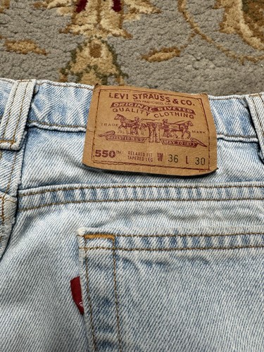 Jeans de mezclilla vintage Levi’s 550 calce relajado años 90 36x30 pierna cónica años 90 de colección - Imagen 4 de 4