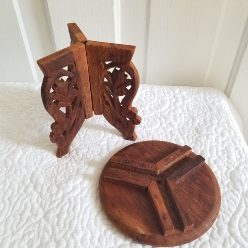 Sgabello pieghevole vintage intagliato conchiglia in teak intarsiato tavolo supporto piante India alto 7" - Foto 6 di 8