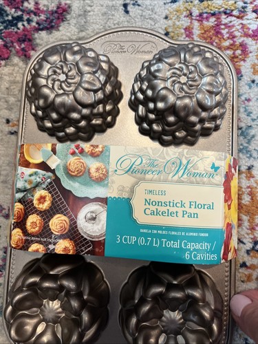 Pioneer Woman Timeless Nonstick Floral Cakelet Pan! - Picture 2 of 9