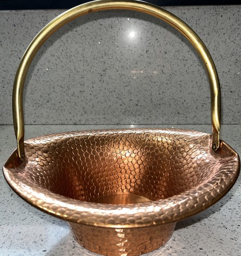 Cesto vintage in rame martellato Coppercraft Guild con manico rotante in ottone - Foto 2 di 7