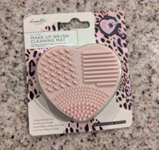 Silicone  Make-Up Cleaning Mat to wash makeup brushes by Danielle creations NEW