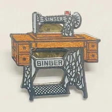 SINGER TREADLE SEWING MACHINE Tie Pin, Brooch, Lapel Pin Novelty Circa 1980's