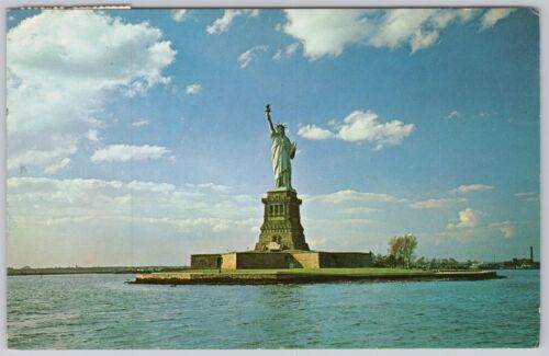 New York City Vintage Postcard Statue Liberty - Picture 1 of 2