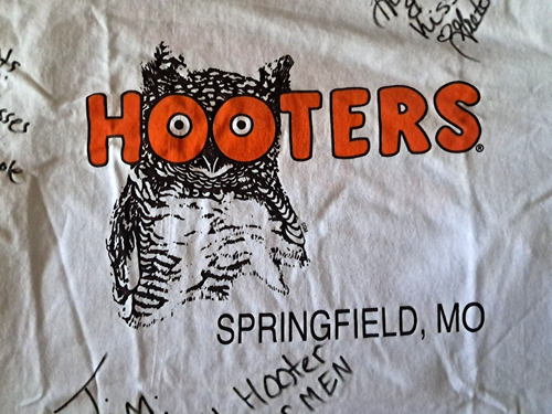 Hooters T-Shirt Springfield MO Signed by 4 Girls Adult X-Large Novelty RARE READ - Picture 2 of 9