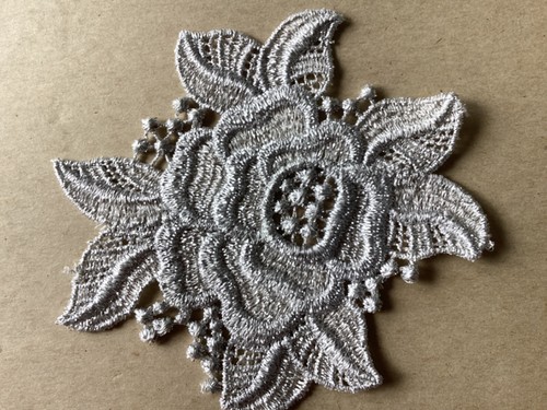 8 STCK. WUNDERSCHÖNE SCHWERE SILBER METALLIC BLUMEN VENEDIG APPLIKATION - Bild 3 von 3