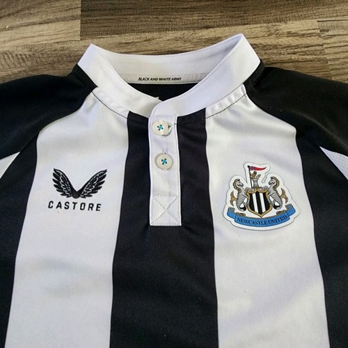 NEWCASTLE UNITED CASTORE JERSEY YOUTH LARGE BLACK WHITE HOME SHIRT FUTBOL SOCCER - Picture 2 of 7