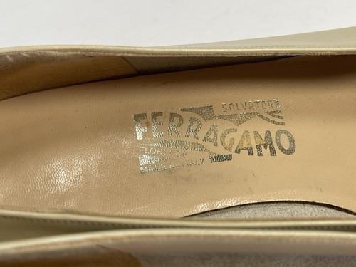Zapatos de salón Salvatore Ferragamo de cuero beige crema con lazo 8 - Imagen 3 de 6