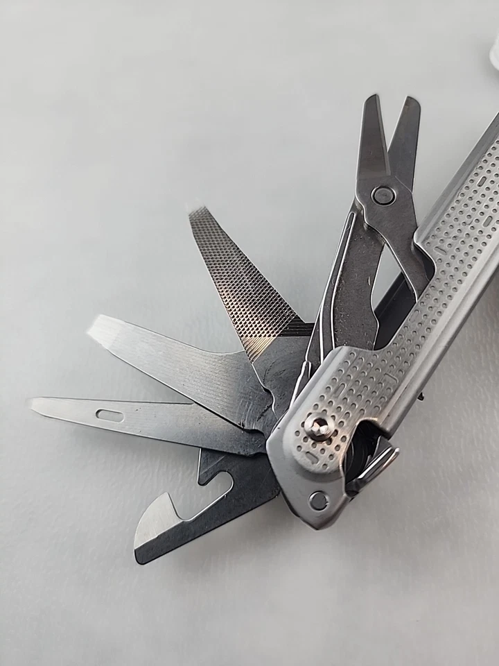 Leatherman FREE P2 Multi Tool  Magnetic Locking Excellent Condition + FREE POST - image 4 of 4
