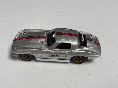 M2 Machines Edelbrock 1966 Chevrolet Corvette  1:64 - Picture 7 of 9