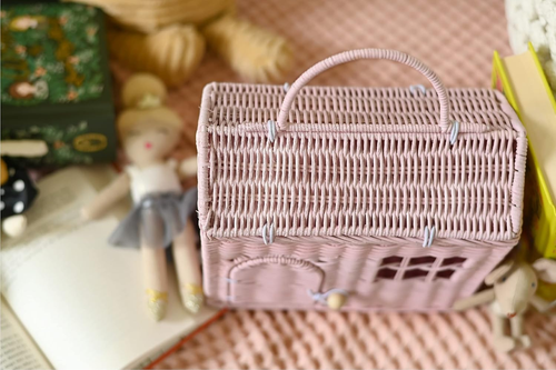 Cesta pequeña de mimbre con forma de casa de ratán Rool, boho, portador de muñecas rosa - Imagen 8 de 12