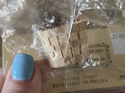 Dollhouse natural colored basket By Miniature House - Picture 2 of 5