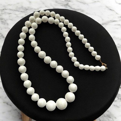 Weiße Lucite Perlen Halskette 28" Grob Kaugummi Ball Graduiert Vintage Mod Statement - Bild 1 von 8