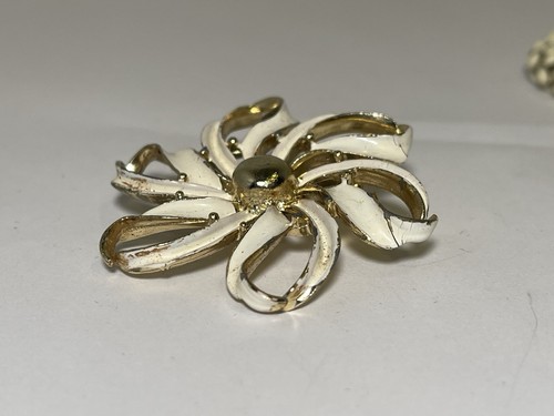 Collar colgante broche flor vintage con acento dorado - Imagen 6 de 9