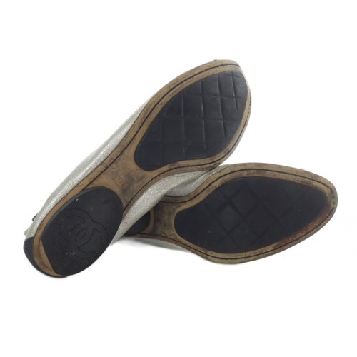 Zapatos planos Chanel para mujer talla 35,5 plateados - Imagen 4 de 8