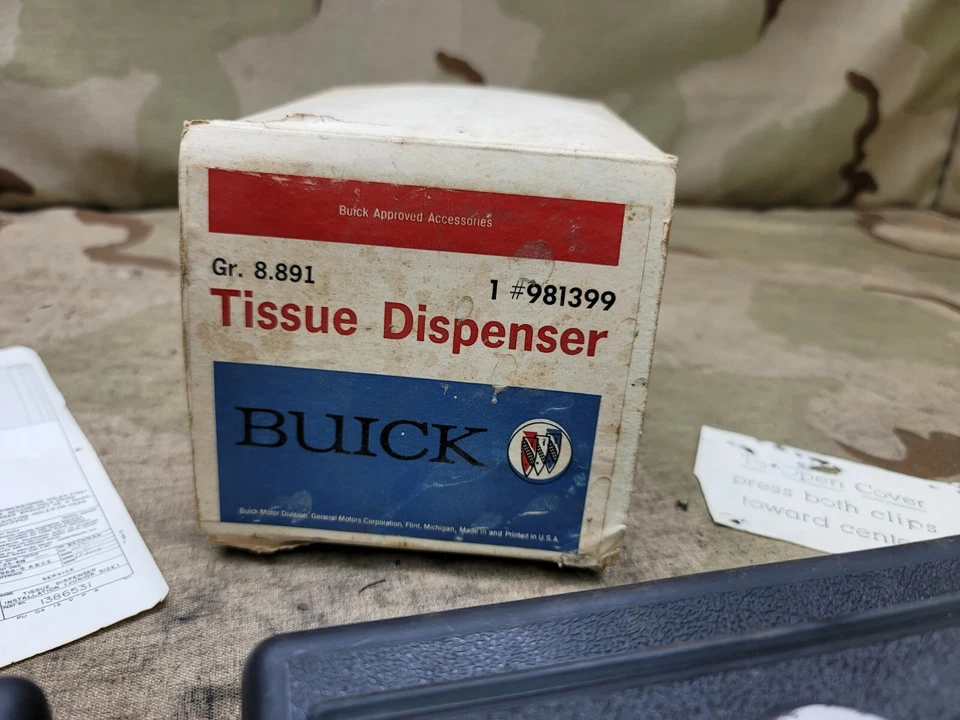 Nuevo en caja Juego dispensador de pañuelos Buick Skylark Riviera Electra parte # 981399 Foto 3 de 4