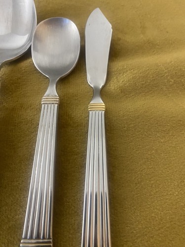 (2)Dinner Knives + Serving Pcs Spoon Wallace GOLD CHARDONNAY Stainless China - Picture 6 of 11