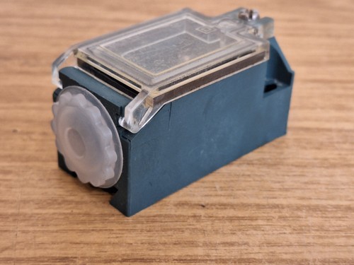 Klockner Moeller AT11-2-i Plunger Limit Switch 220/380V 6/4A - Picture 2 of 5