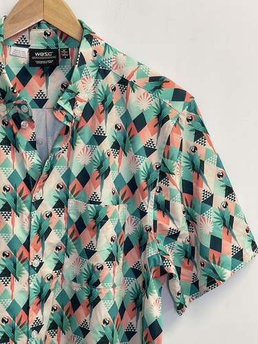 WESC Hawaiian Shirt Mens M Floral Micro Print Performance Light Colorful Parrot - Picture 3 of 6