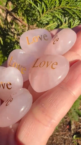 Piedras preciosas de cristal de cuarzo rosa natural talla de corazón grabado afirmación de amor - Vídeo 1 de 1