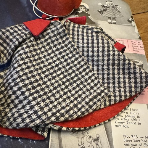 Cappotto vintage Vogue Ginny nero bianco swing #181 etichettato 1955 e cappello rosso - Foto 2 di 11