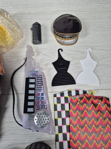 LOL Surprise OMG Doll Rock Band Remix Fame Queen Doll With Accessories 2019 - Picture 7 of 11